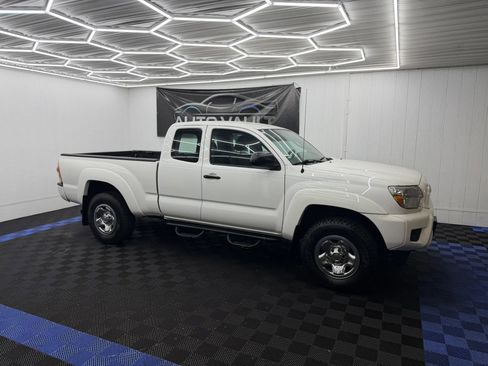 Used 2015 Toyota Tacoma 4x4 Access Cab image 2