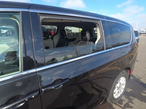 Used 2023 Chrysler Pacifica Touring-L image 25