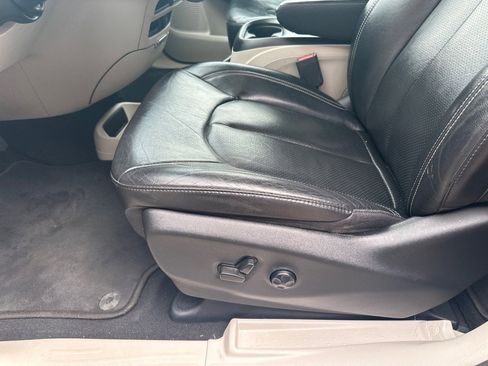 Used 2022 Chrysler Pacifica Touring-L image 20