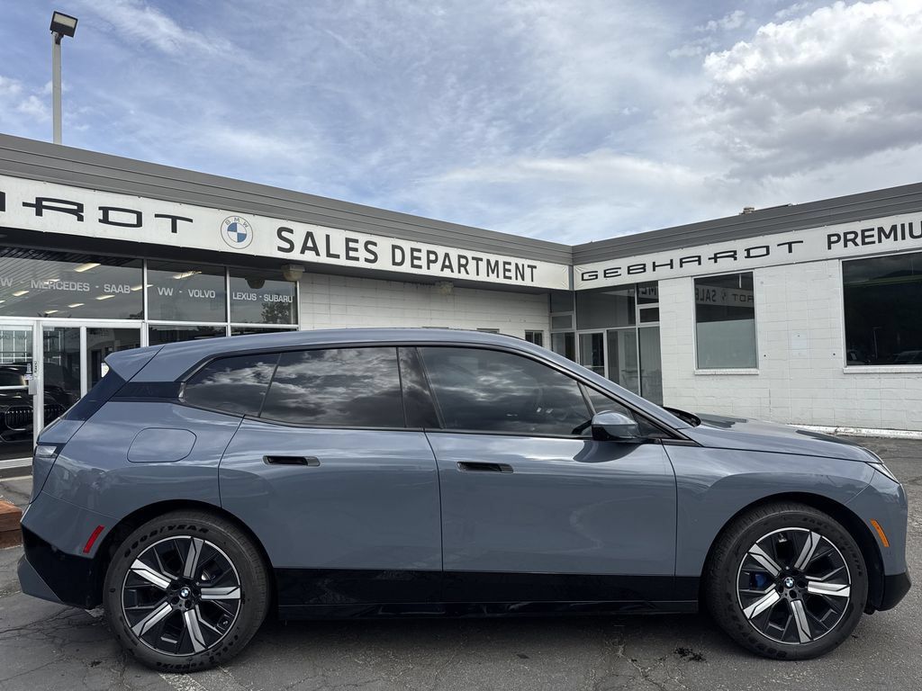 Used 2024 BMW iX xDrive50 w/ Sport Package AWD/4WD image 8