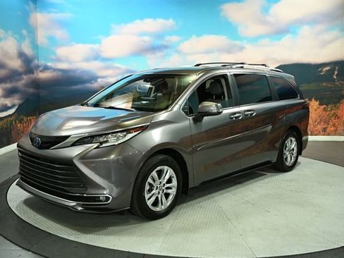 Used 2024 Toyota Sienna Limited image 4