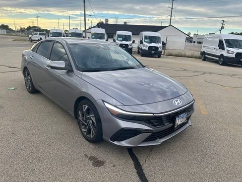 Used 2025 Hyundai Elantra Limited FWD image 5