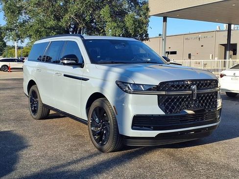 New 2025 Lincoln Navigator Reserve w/ Jet Appearance Package AWD/4WD image 3