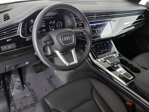 Used 2025 Audi Q7 2.0T Premium w/ Convenience Plus Package image 2