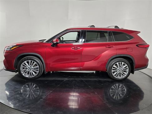 Used 2023 Toyota Highlander Platinum image 3