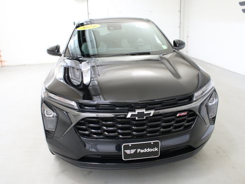 Used 2024 Chevrolet Trax RS w/ Driver Confidence Package FWD image 2