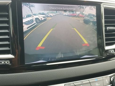 Used 2024 Chrysler Pacifica Touring-L FWD image 26