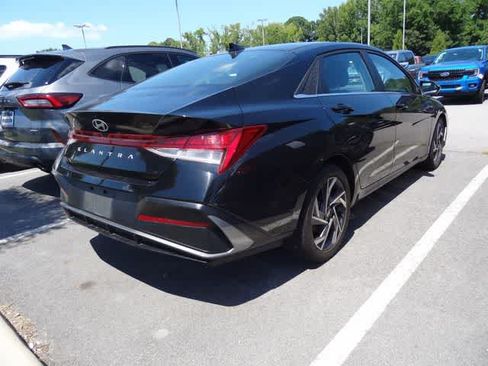Used 2024 Hyundai Elantra SEL w/ Convenience Package FWD image 4