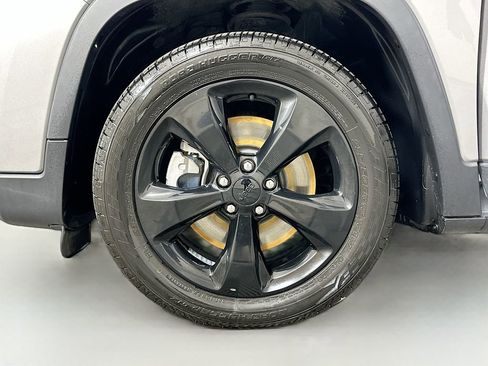 Used 2019 Jeep Cherokee Altitude image 30