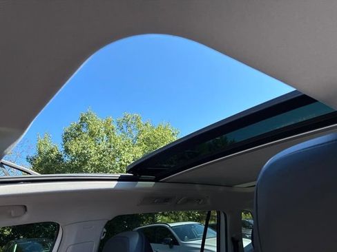 Used 2019 Volkswagen Tiguan SE w/ Panoramic Sunroof Package AWD/4WD image 16