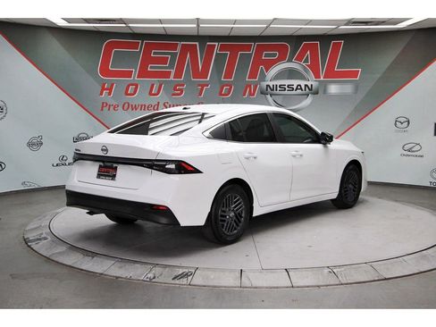 New 2026 Nissan Sentra SV w/ SV Convenience Package FWD image 4