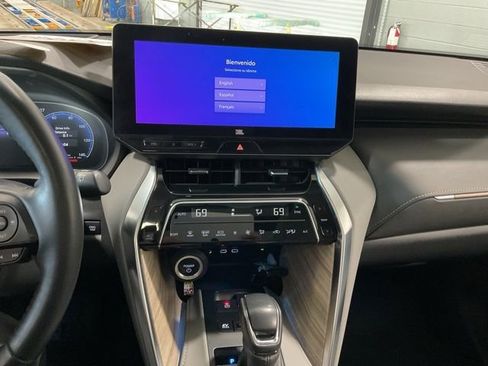 Used 2023 Toyota Venza Limited image 16
