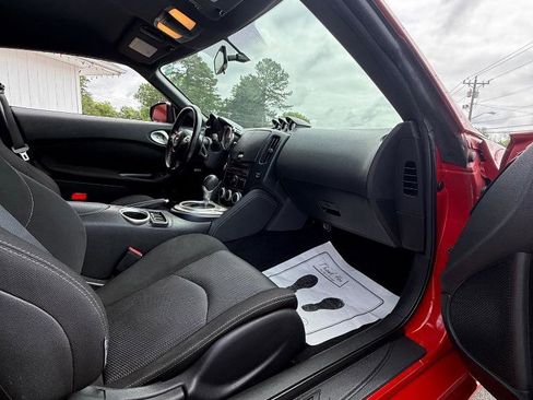 Used 2011 Nissan 370Z Coupe RWD image 19