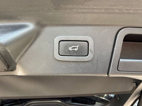 Used 2019 Land Rover Range Rover Velar S AWD/4WD image 35