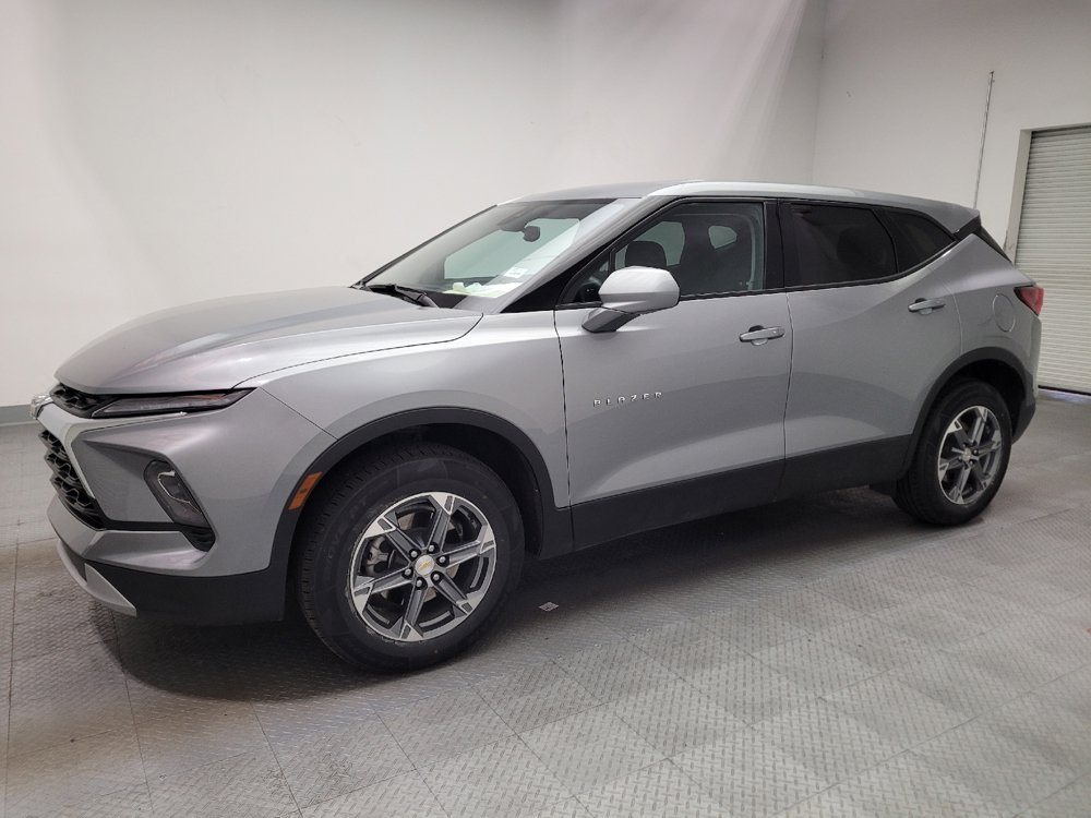 Used 2025 Chevrolet Blazer LT FWD image 2