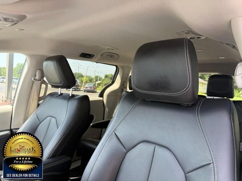 Used 2024 Chrysler Pacifica Touring-L FWD image 9