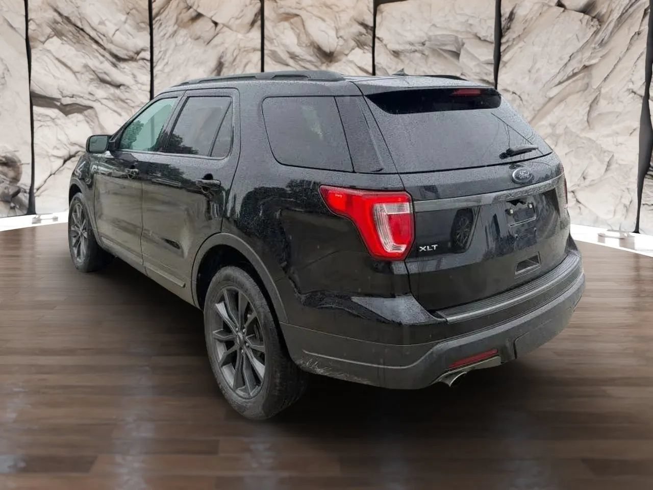 Used 2018 Ford Explorer XLT w/ Equipment Group 202A AWD/4WD image 5
