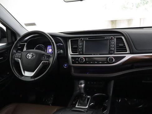 Used 2019 Toyota Highlander Limited Platinum AWD/4WD image 2