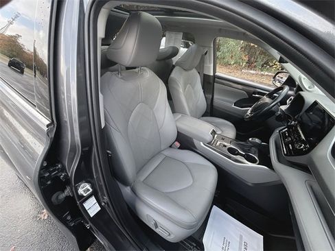 Used 2020 Toyota Highlander Platinum image 29