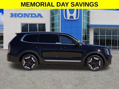 Used 2024 Kia Telluride EX w/ EX Captain's Chair Package FWD image 2