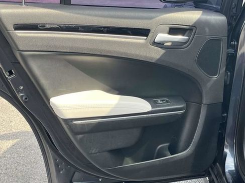 Used 2017 Chrysler 300 S w/ 300S Premium Group RWD image 17