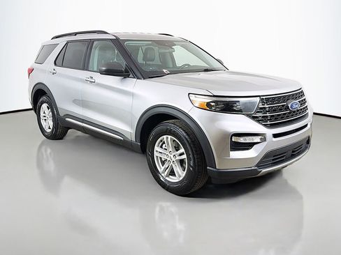 Used 2022 Ford Explorer XLT w/ Equipment Group 202A AWD/4WD image 2