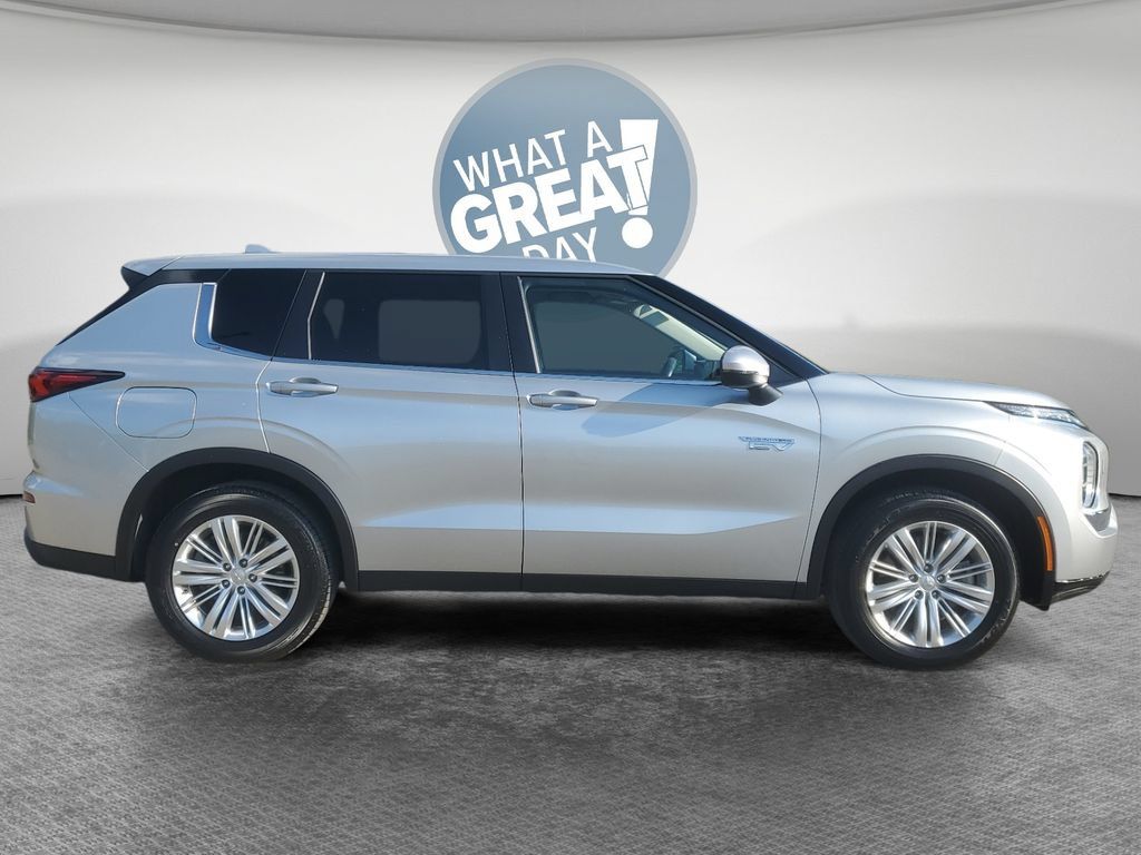 Used 2025 Mitsubishi Outlander ES AWD/4WD image 2