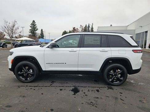 New 2025 Jeep Grand Cherokee Altitude image 3