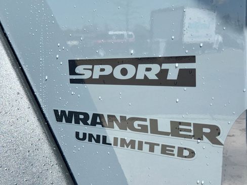 Used 2015 Jeep Wrangler Unlimited Sport w/ Quick Order Package 24S AWD/4WD image 15