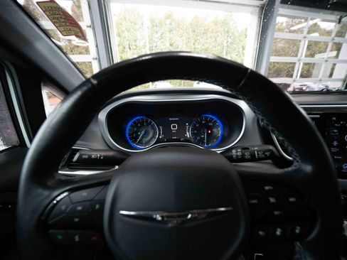 Used 2020 Chrysler Pacifica Touring-L Plus w/ Advanced Safetytec Group image 15