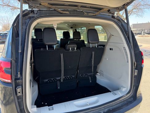 Used 2024 Chrysler Pacifica Touring-L image 9