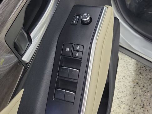 Used 2023 Toyota Highlander Platinum FWD image 23