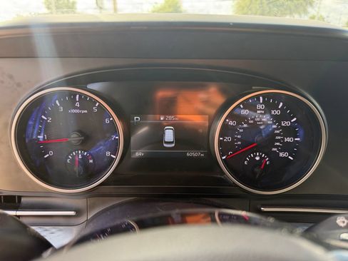 Used 2023 Kia Carnival LX FWD image 14