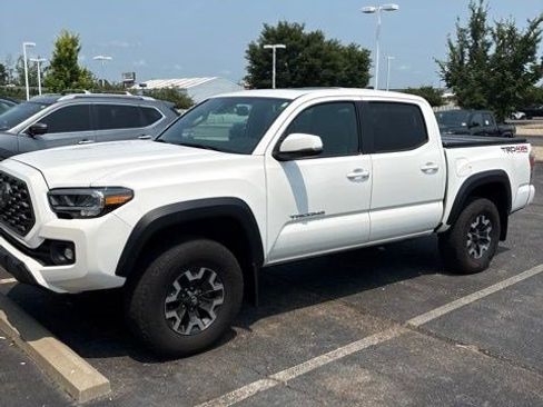 Used 2021 Toyota Tacoma TRD Off-Road w/ TRD Premium Off Road Package AWD/4WD image 2