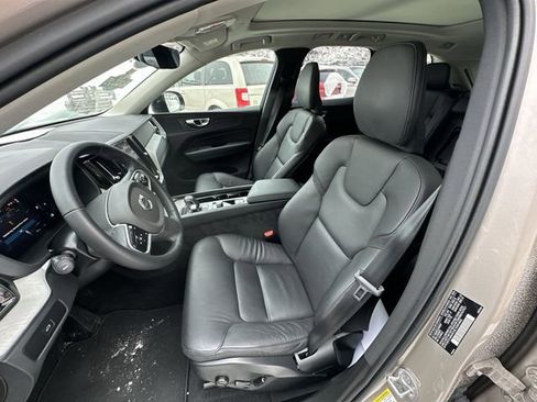 Used 2025 Volvo XC60 B5 Plus image 16