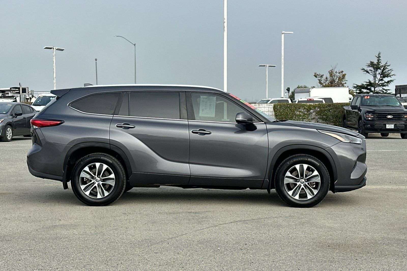 Used 2023 Toyota Highlander XLE AWD/4WD image 3