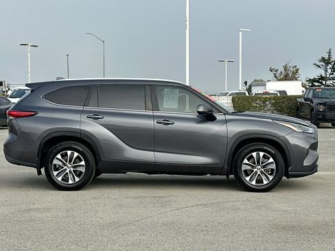 Used 2023 Toyota Highlander XLE AWD/4WD image 3