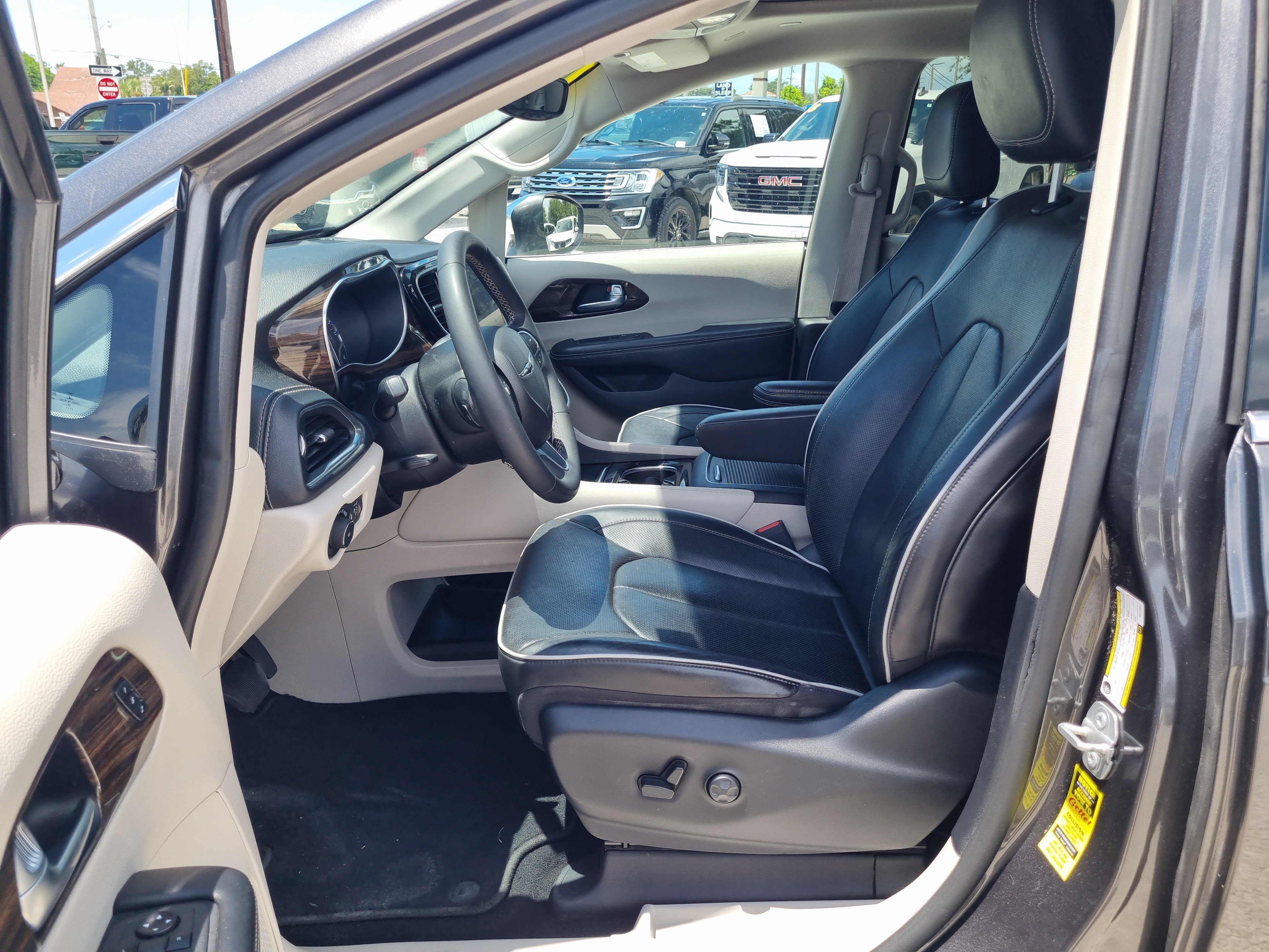 Used 2022 Chrysler Pacifica Limited AWD/4WD image 19