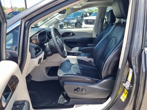 Used 2022 Chrysler Pacifica Limited AWD/4WD image 19