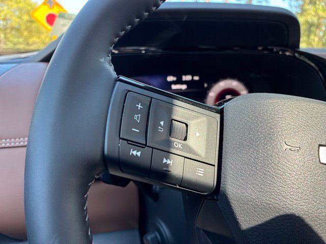 Used 2026 Nissan Pathfinder Platinum FWD image 27