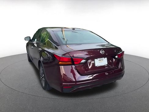 Used 2025 Nissan Altima 2.5 SV FWD image 11