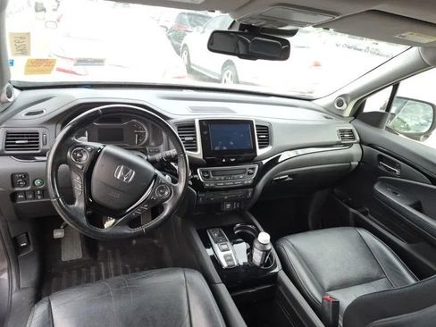 Used 2017 Honda Pilot Touring image 2