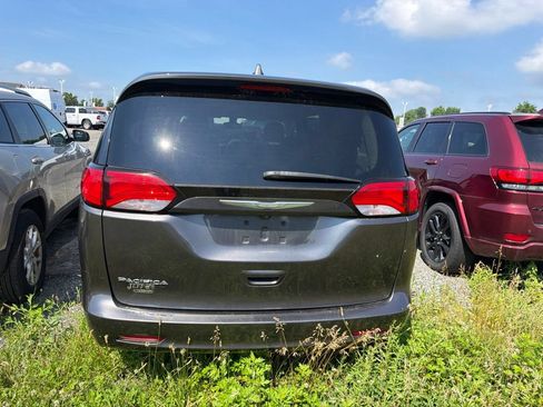 Used 2017 Chrysler Pacifica Touring FWD image 4