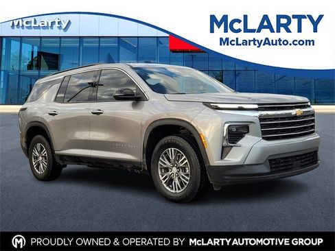 Used 2025 Chevrolet Traverse LT image 1