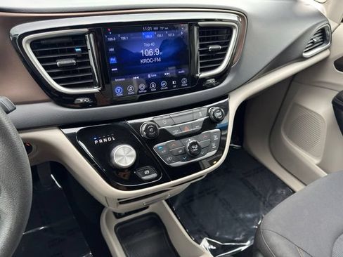 Used 2017 Chrysler Pacifica Touring FWD image 10