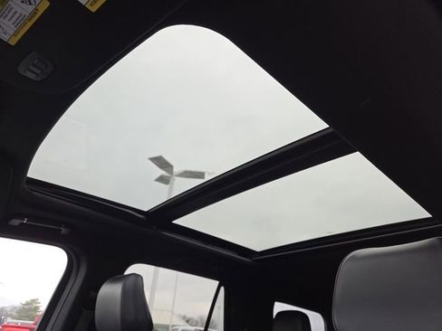 Used 2024 Lincoln Navigator Premiere image 3