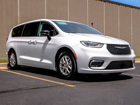 Used 2024 Chrysler Pacifica Touring-L FWD image 2