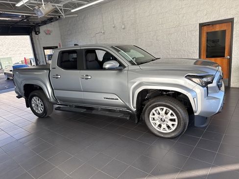 Certified 2025 Toyota Tacoma SR5 image 1