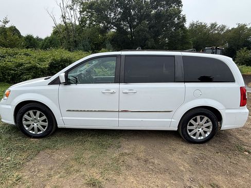 Used 2016 Chrysler Town & Country Touring FWD image 8