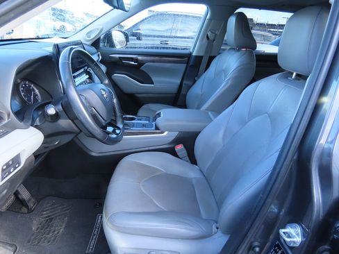 Used 2020 Toyota Highlander Limited image 10